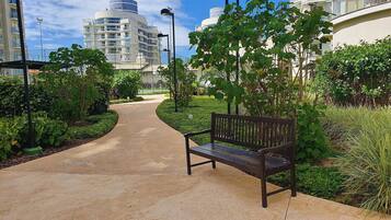 Apartamento design, vista para a montanha, ao lado da piscina | Vista para o jardim