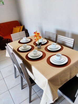 Design Apartment, Mountain View, Poolside | Dining room