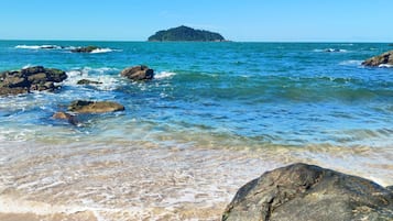 Apartamento design, vista para a montanha, ao lado da piscina | Praia | Na praia, areia branca