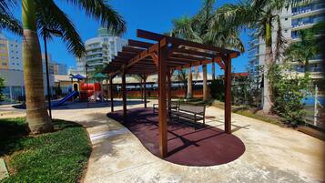 Apartamento design, vista para a montanha, ao lado da piscina | Área infantil