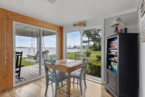 House, 4 Bedrooms | Dining - Harolds House 4 Bedroom Home by RedAwning (Gloucester)