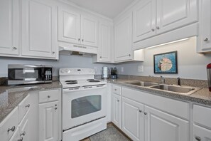 Condo, 3 Bedrooms | Private kitchen | Fridge, oven, coffee/tea maker, toaster