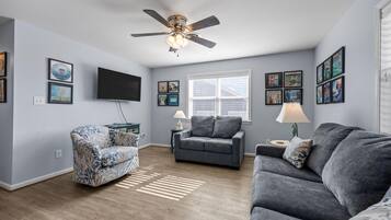 Condo, 3 Bedrooms | Living area