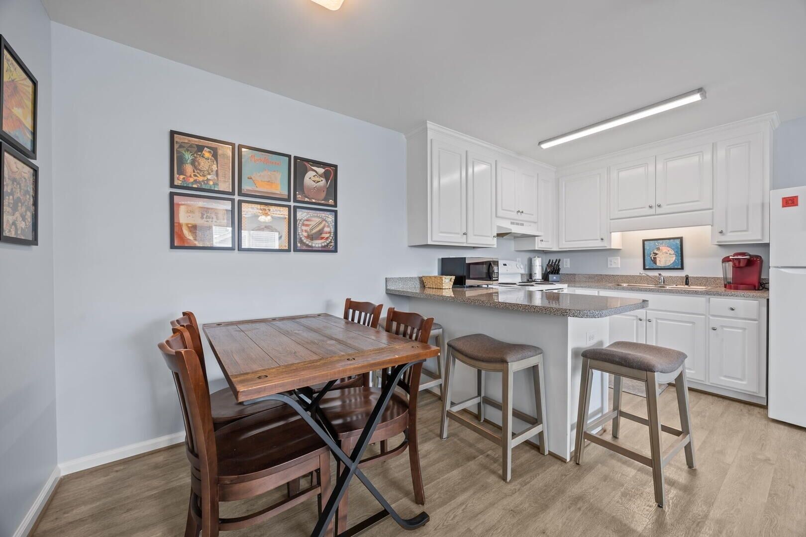 Bloc d'apartaments, 3 dormitoris | Cuina privada | Frigorífic, forn, cafetera i tetera i torradora 