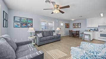 Condo, 3 Bedrooms | Living area