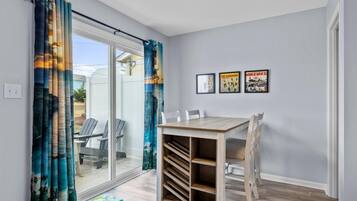Condo, 2 Bedrooms | Dining