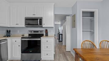 Kondominium, 2 kamar tidur | Dapur pribadi | Lemari es, oven, mesin pembuat kopi/teh, dan pemanggang roti