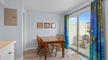 Kondominium, 2 kamar tidur | Tempat makan