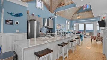 House, 5 Bedrooms | Private kitchen | Fridge, oven, coffee/tea maker, toaster