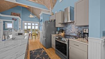 House, 5 Bedrooms | Private kitchen | Fridge, oven, coffee/tea maker, toaster