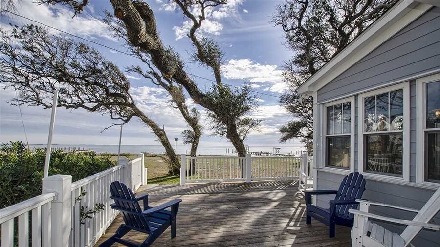 Whispering Oaks 3 Bedroom Home by RedAwning