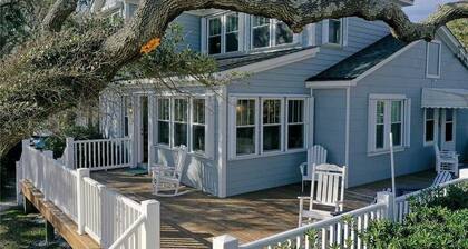 Whispering Oaks 3 Bedroom Home by RedAwning