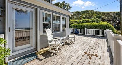 Whispering Oaks 3 Bedroom Home by RedAwning