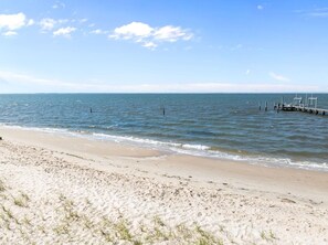 Beach - Whispering Oaks 3 Bedroom Home by RedAwning (Harkers Island)