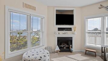 House, 4 Bedrooms | Living area