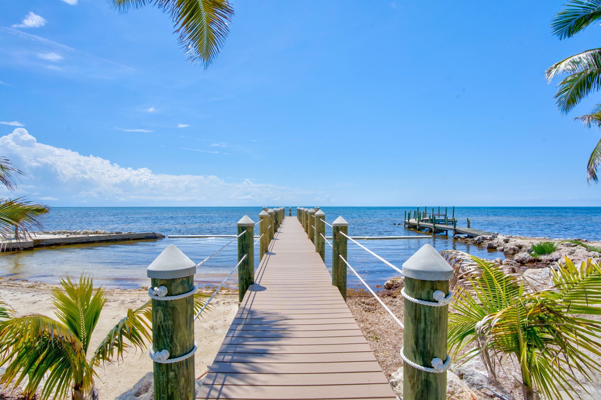 Accommodatie ligt op het strand, ligstoelen, strandlakens