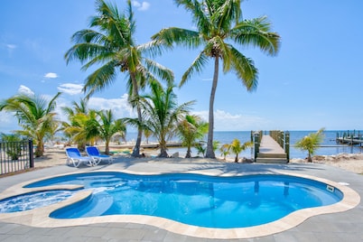 Wide Horizon oceanfront. 4 bedroom, 4 ½ bath, kayaks, pool + observation deck.