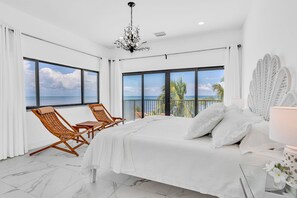 4 soverom, skrivebord, strykejern/-brett og reiseseng for barn