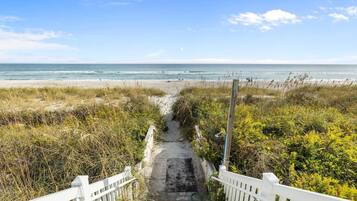 Condo, 2 Bedrooms | Pantai | Pantai berhampiran