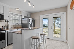 Condo, 2 phòng ngủ | Bếp riêng | Tủ lạnh, lò nướng, dụng cụ pha cà phê/trà 