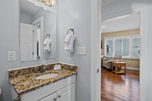 Bathroom - Mi Faro 2 Bedroom Duplex by RedAwning (Harkers Island)