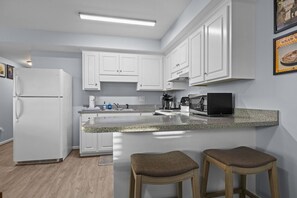 Appart'hôtel, 2 chambres | Cuisine privée | Réfrigérateur, four, cafetière/bouilloire, grille-pain