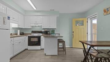 Condo, 2 Bedrooms | Private kitchen | Fridge, oven, coffee/tea maker, toaster