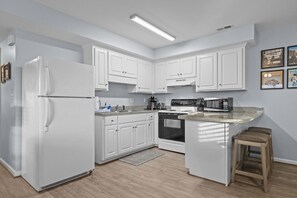 Condo, 2 habitaciones | Cocina privada | Refrigerador, horno, cafetera y tetera y tostadora