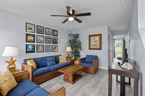 Condo, 2 Bedrooms | Living area