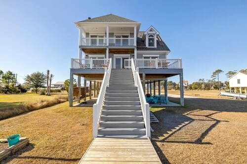 Downeast Retreat 4 Bedroom Home by RedAwning