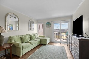Condo, 2 habitaciones | Área de sala de estar