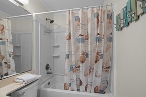 Condo, 2 phòng ngủ | Phòng tắm | Khăn tắm