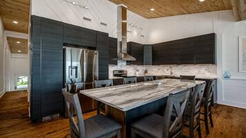 Condo, 4 Bedrooms | Private kitchen | Fridge, oven, coffee/tea maker, toaster