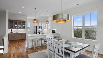 Nhà, 4 phòng ngủ | Khu ăn uống