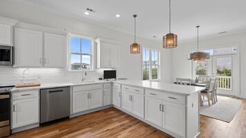 House, 4 Bedrooms | Private kitchen | Fridge, oven, coffee/tea maker, toaster