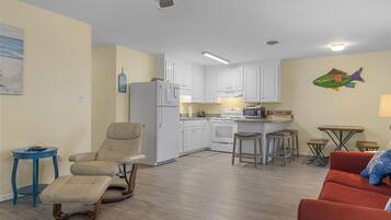 Condo, 3 Bedrooms | Living area