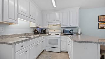 Condo, 3 Bedrooms | Private kitchen | Fridge, oven, coffee/tea maker, toaster