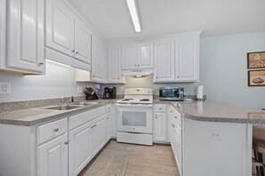 Condo, 3 Bedrooms | Private kitchen