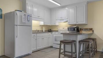 Condo, 3 Bedrooms | Private kitchen | Fridge, oven, coffee/tea maker, toaster