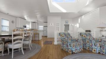 House, 4 Bedrooms | Dining