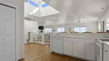 House, 4 Bedrooms | Private kitchen | Fridge, oven, coffee/tea maker, toaster