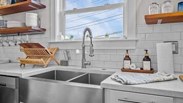 House, 3 Bedrooms | Private kitchen | Coffee/tea maker, fridge, oven, toaster