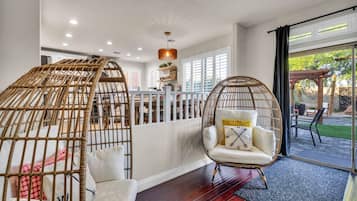 Smart TV, fireplace, video game console, DVD player