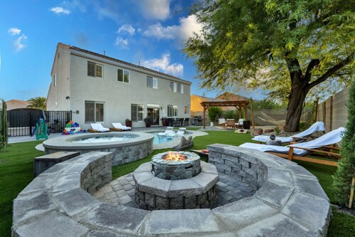 Buddha Estate#4 - Great neighborhood, Sparkling pool and Hot tub, EV Charger, Games