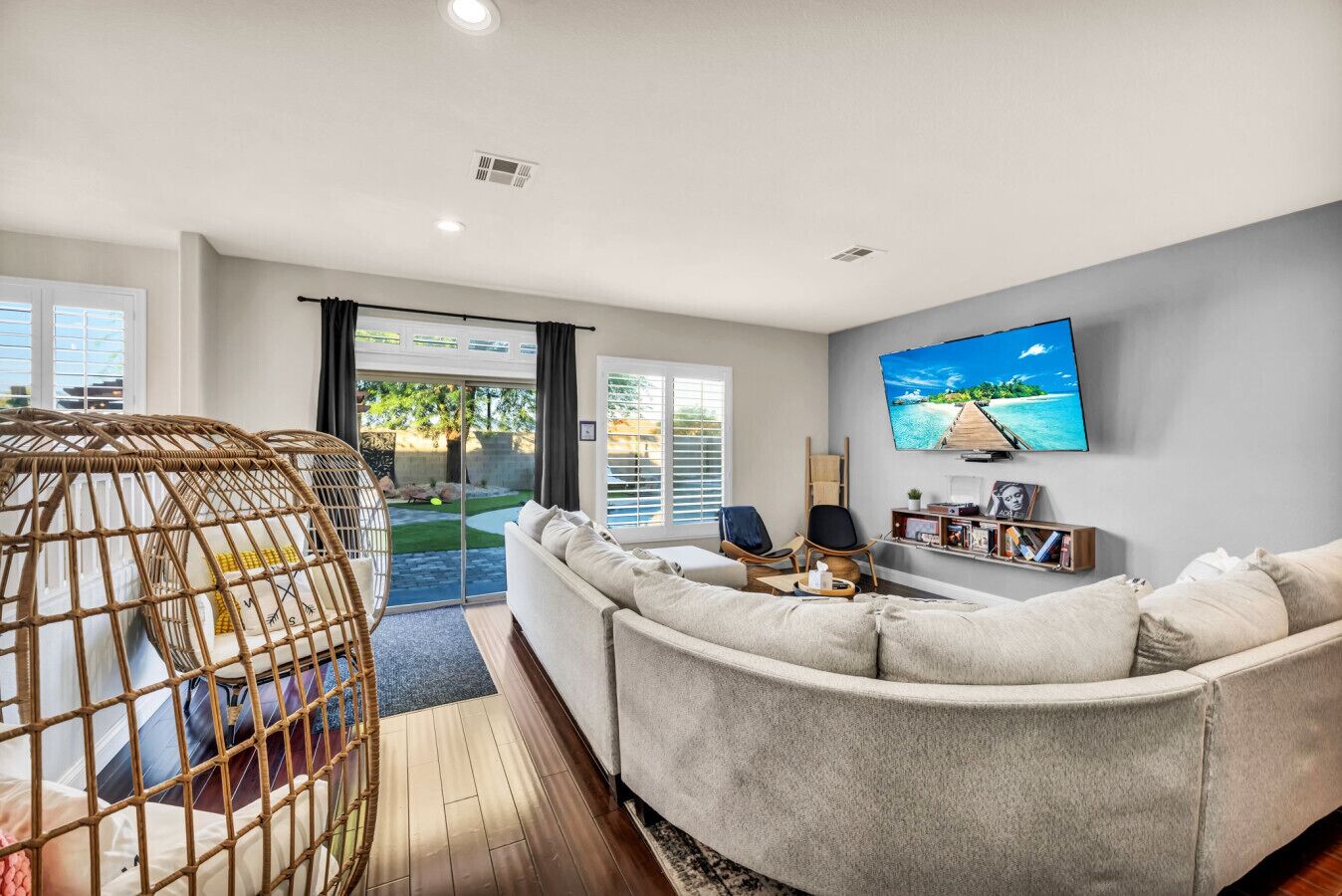 Een smart-tv, een open haard, een videogameconsole en een dvd-speler