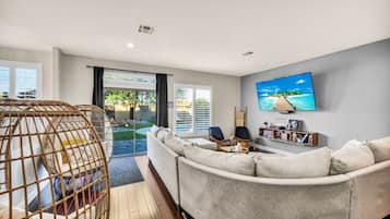 Een smart-tv, een open haard, een videogameconsole en een dvd-speler