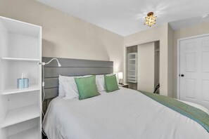 6 bedrooms, desk, soundproofing, iron/ironing board - Buddha Estate#4 - Great neighborhood, Sparkling pool and Hot tub, EV Charger, Games (Henderson)