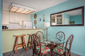 Dining - NEW, BEACHFRONT KONA REEF ALOHA CONDO WITH A/C (Kailua-Kona)