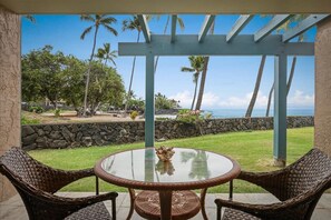 Outdoor dining - NEW, BEACHFRONT KONA REEF ALOHA CONDO WITH A/C (Kailua-Kona)