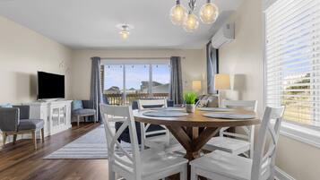 Condo, 2 Bedrooms | Tempat makan